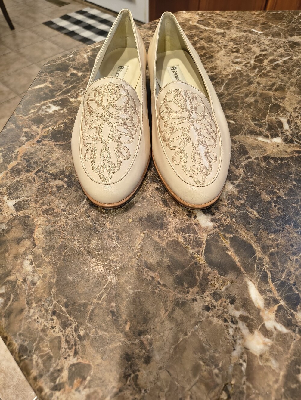 etienne aigner Embroidered. Leather Loafers Cream/Beige Size 9M